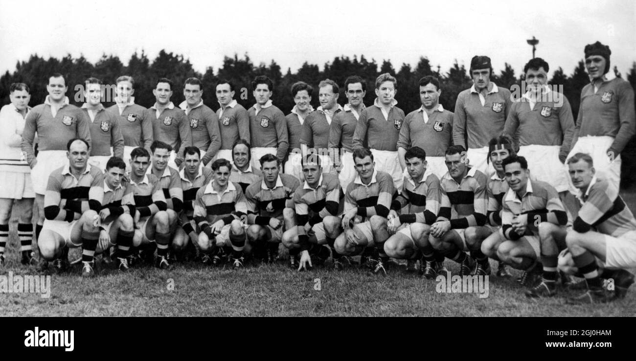 Les îles britanniques et les équipes combinées à Hamilton, en Nouvelle-Zélande. Photographiés avant le match entre l'équipe britannique Rugby Union Touring et la New Zealand Combined Team, Hamilton, les deux équipes sont Britain (debout) B. L. Jones, (W) full back; K.J. Jones (W), J Matthews (W), N. J. Henderson (I), W. R. Willis (W); P.W. Kenenmonth (S), rangée de palets; (W), V. G. Roberts (E), rangée du milieu; G.M. Budge (S) D. M. Davies (W) et C. Davies (W), première rangée. L'équipe COMBINÉE (à genoux) complète R.A. Adam; trois quarts, I Kurtovich, W. E. Gotz et T. Katene; cinq quarts B.A.C. Cowley, J. T. Mitchell; à moitié de retour B.A. Banque D'Images
