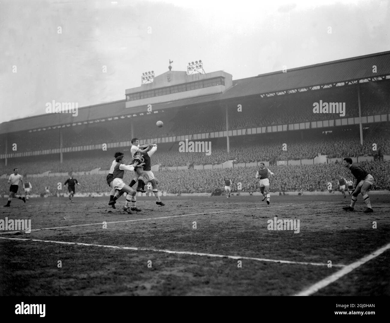 Tottenham v Arsenal saut pour le ballon à White Hart Lane pendant le match entre Tottenham Hotspur et Arsenal sont de gauche à droite - Bobbie Smith et Cliff Jones de Spurs et Billy McCullough et Young d'Arsenal. Score à mi-temps Spurs a gagné 3 - 1 21 janvier 1961 Banque D'Images