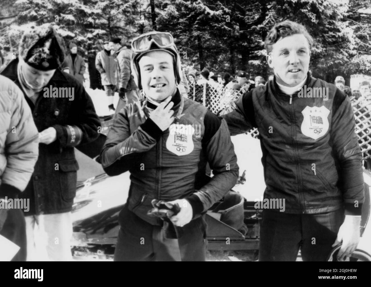 Jeux Olympiques d'hiver 1964 - Innsbruck, Autriche les médaillés d'or de Grande-Bretagne aux neuvième Jeux Olympiques d'hiver, Tony Nash (à gauche) le pilote, et Robin Dixon, photographiés après avoir remporté les deux premières courses du bob à deux hommes à Igls, près d'Innsbruck, le 31 janvier. Samedi, la paire britannique a remporté les deux secondes courses pour devenir la première médaille d'or olympique d'hiver de Grande-Bretagne depuis que Jeanette Altwegg a remporté le patinage artistique féminin en 1952. Le temps total que Nash et Dixon ont pris pour leurs quatre courses sur le parcours de 1,506 mètres était de quatre minutes 21.9 secondes. - 31 janvier 1964 - ©TopFoto Banque D'Images