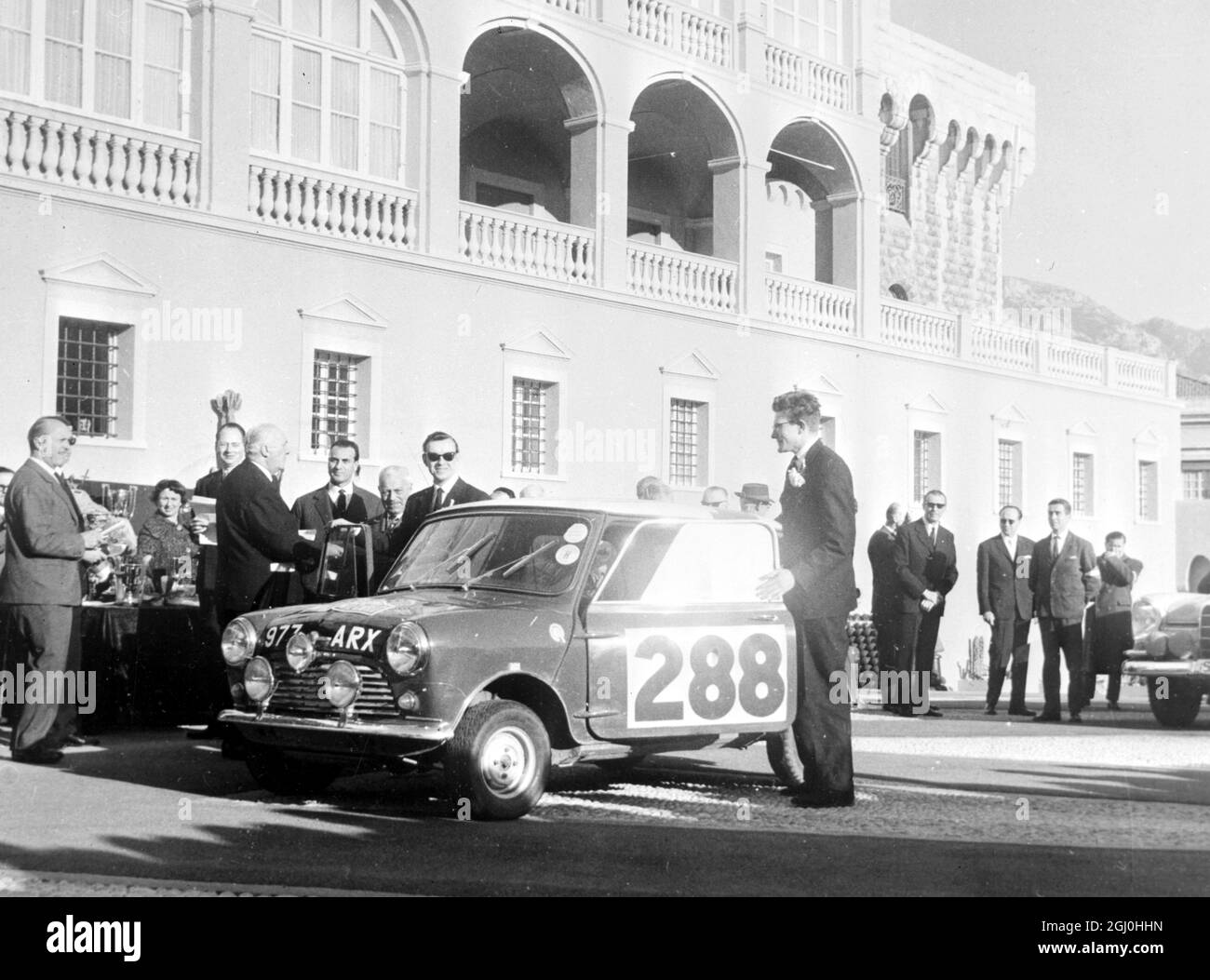 Monte Carlo, Moraco : Morris car 288 et le pilote et co-pilote R Aaltonen et T. Ambrose de Finlande, sont photographiés après la cérémonie de présentation du rallye de Monte Carlo ici le 26 janvier. Les Finlandais ont obtenu la troisième place avec leur voiture Morris. 28 janvier 1963 Banque D'Images