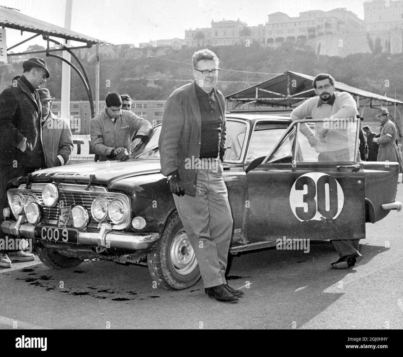 Monte Carlo: Peter Riley et Tony Nash avec leur Ford Zephyr Zodiac au Monte Carlo Rally après le dangereux trajet de quatre jours sur les routes couvertes de neige et de glace en France 23 janvier 1963 Banque D'Images