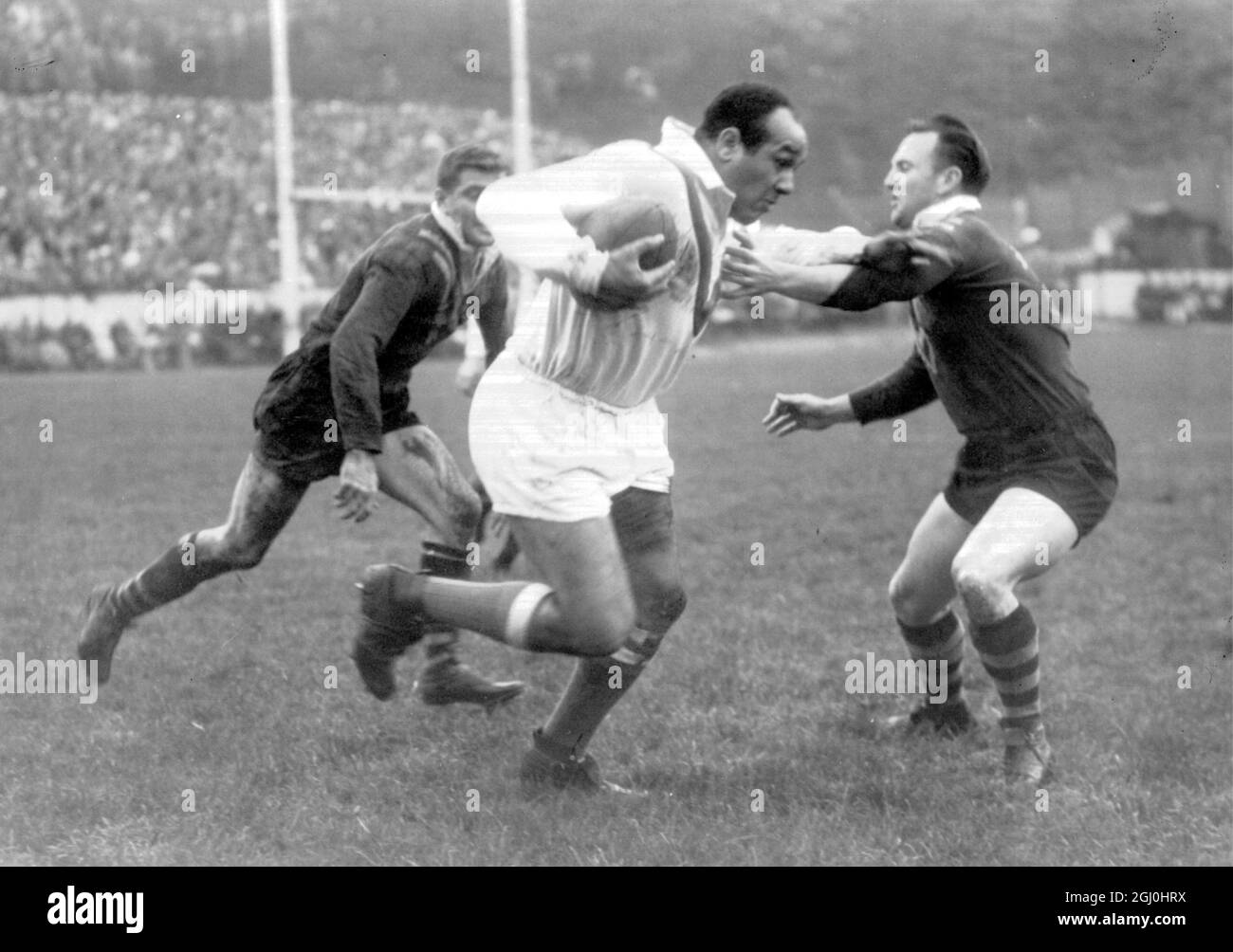 Bradford, Yorkshire : W. Boston, Grande-Bretagne, s'éloigne avec le ballon tandis qu'il brate Gasnier et Carlson, tous deux d'Australie, lors du match décisif de la coupe du monde de rugby entre l'Australie et la Grande-Bretagne à Bradford cet après-midi. 8 octobre 1960 Banque D'Images