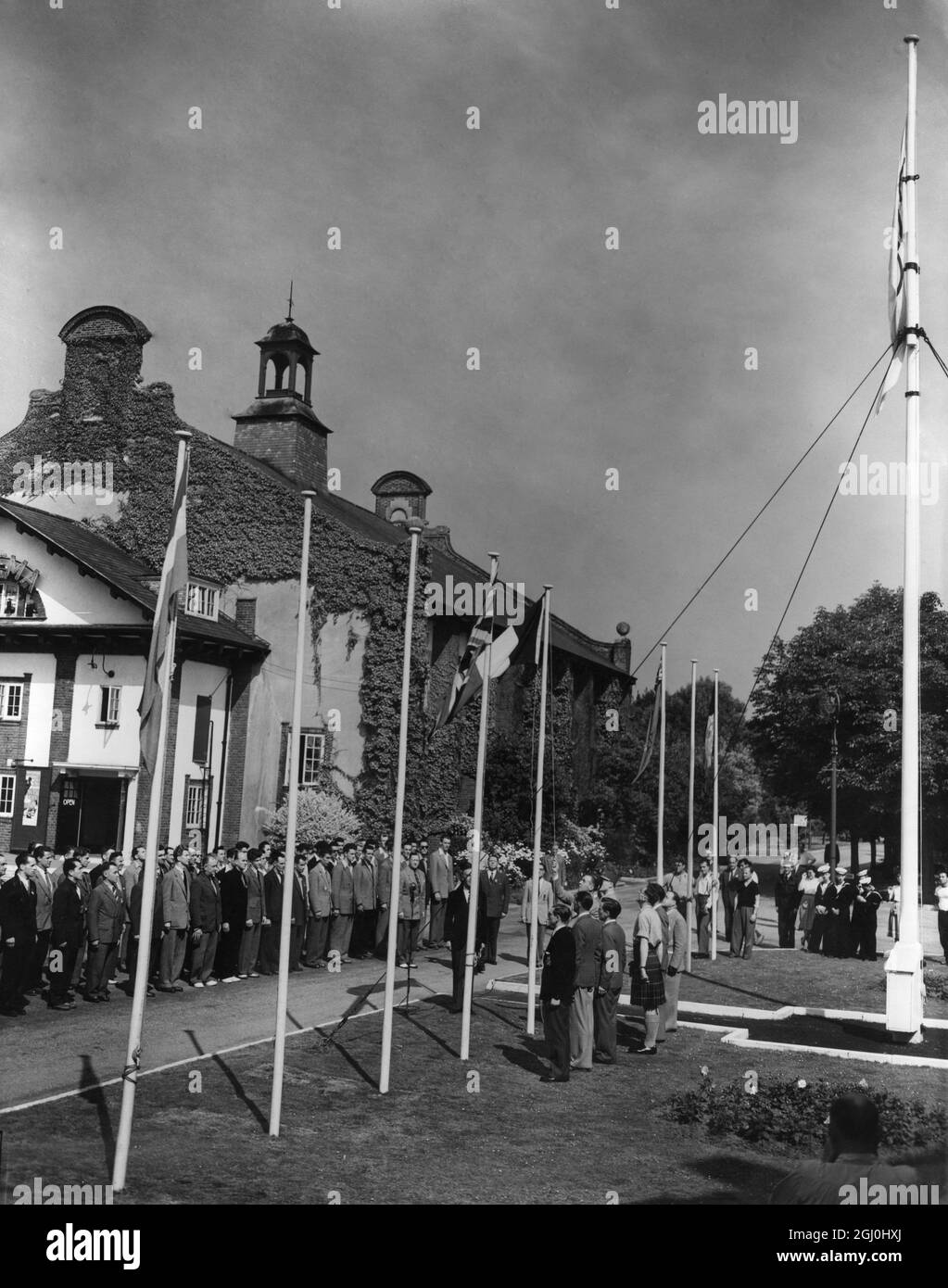 Drapeau levant à Uxbridge. Les athlètes britanniques et français regardaient le tricolore français monter à côté du syndicat Jack le 28 juillet 1948 Banque D'Images
