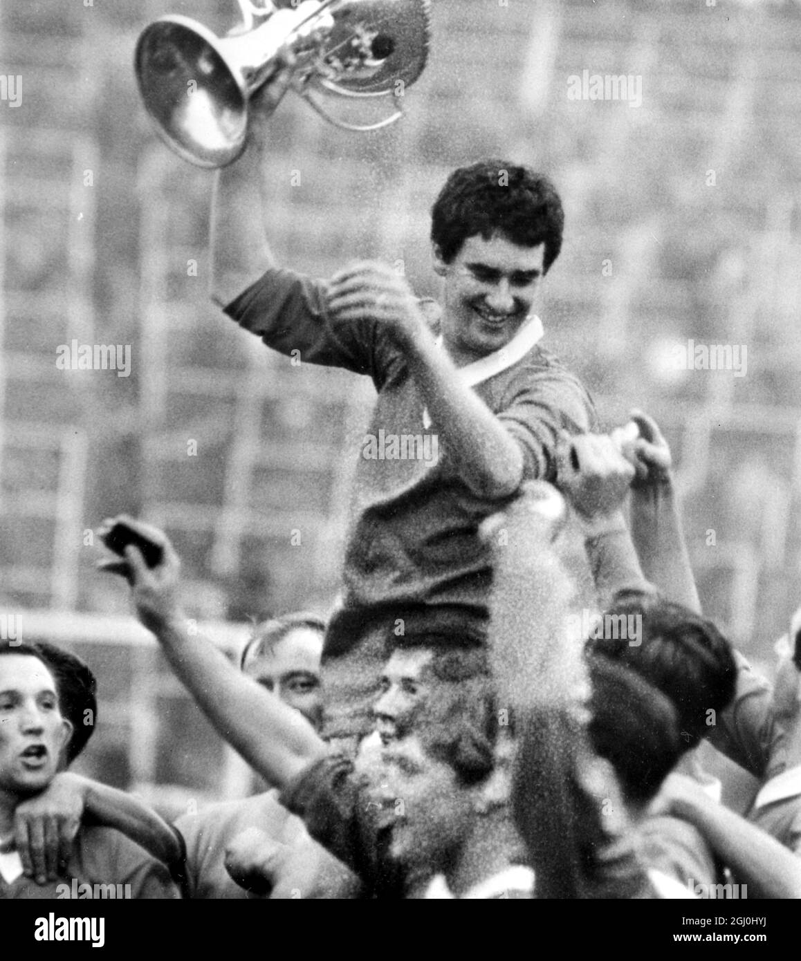 Rangers v le capitaine de l'équipe de football du Celtic Ranger, Jim Baxter épaulé par les membres de l'équipe, tient en altitude la coupe de la ligue écossaise qu'ils ont gagnée à Hampden Park en battant le Celtic 2-1. 24 octobre 1964. Banque D'Images