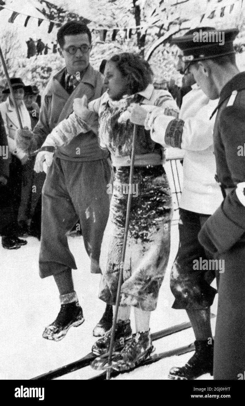 L'espagnole Margot Moles a atteint son but après avoir atteint un coin où elle est tombée. Recouverte de neige, elle est aidée après l'événement. ©TopFoto Banque D'Images