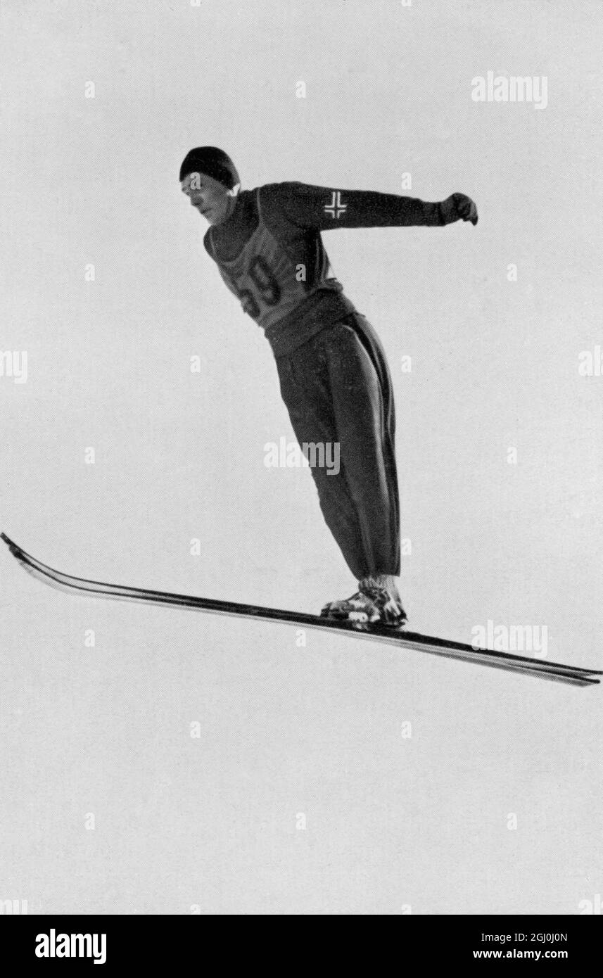 Soschen a sauté Oddbjorn Hagen dans la combinaison de saut. ©TopFoto Banque D'Images