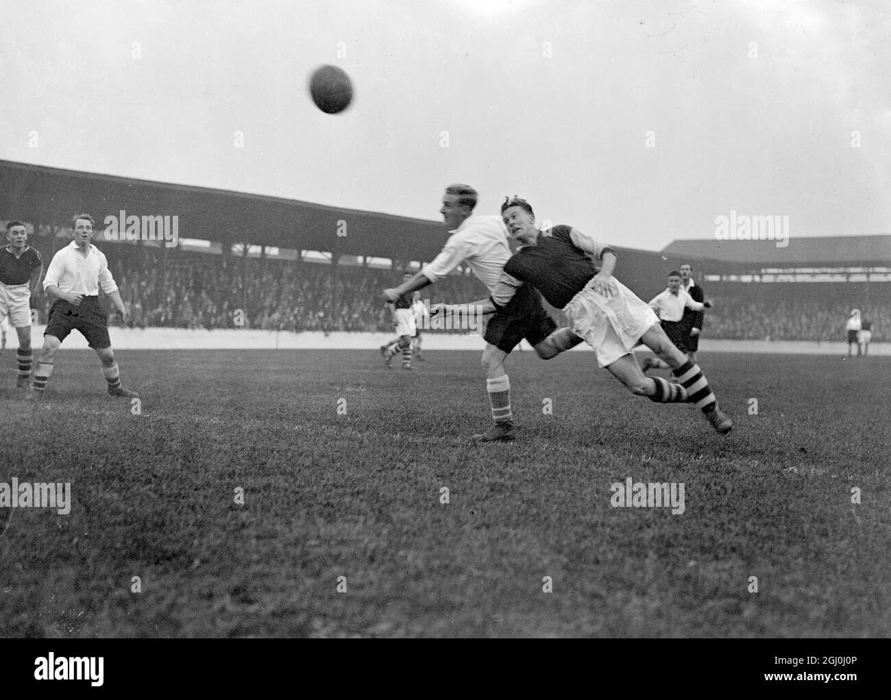 West Ham United Reserve a rencontré Arsenal Reserve lors du deuxième tour du concours de la coupe du défi de Londres à Upton Park. Anderson de West Ham et Green d'Arsenal vont tous deux pour le ballon. 22 octobre 1934 Banque D'Images