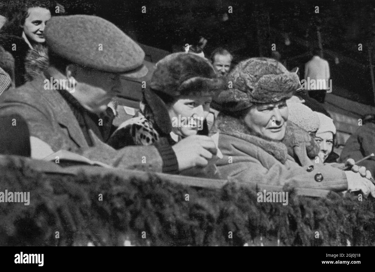 Le président Hermann Goring regardant le hockey sur glace dans le stade de patinage sur glace. Hermann Wilhelm Göring (également Goering en anglais) (12 janvier 1893 - 15 octobre 1946) était un homme politique et un chef militaire allemand, un membre dirigeant du Parti nazi, deuxième à la tête du troisième Reich, et commandant de la Luftwaffe. ©TopFoto Banque D'Images