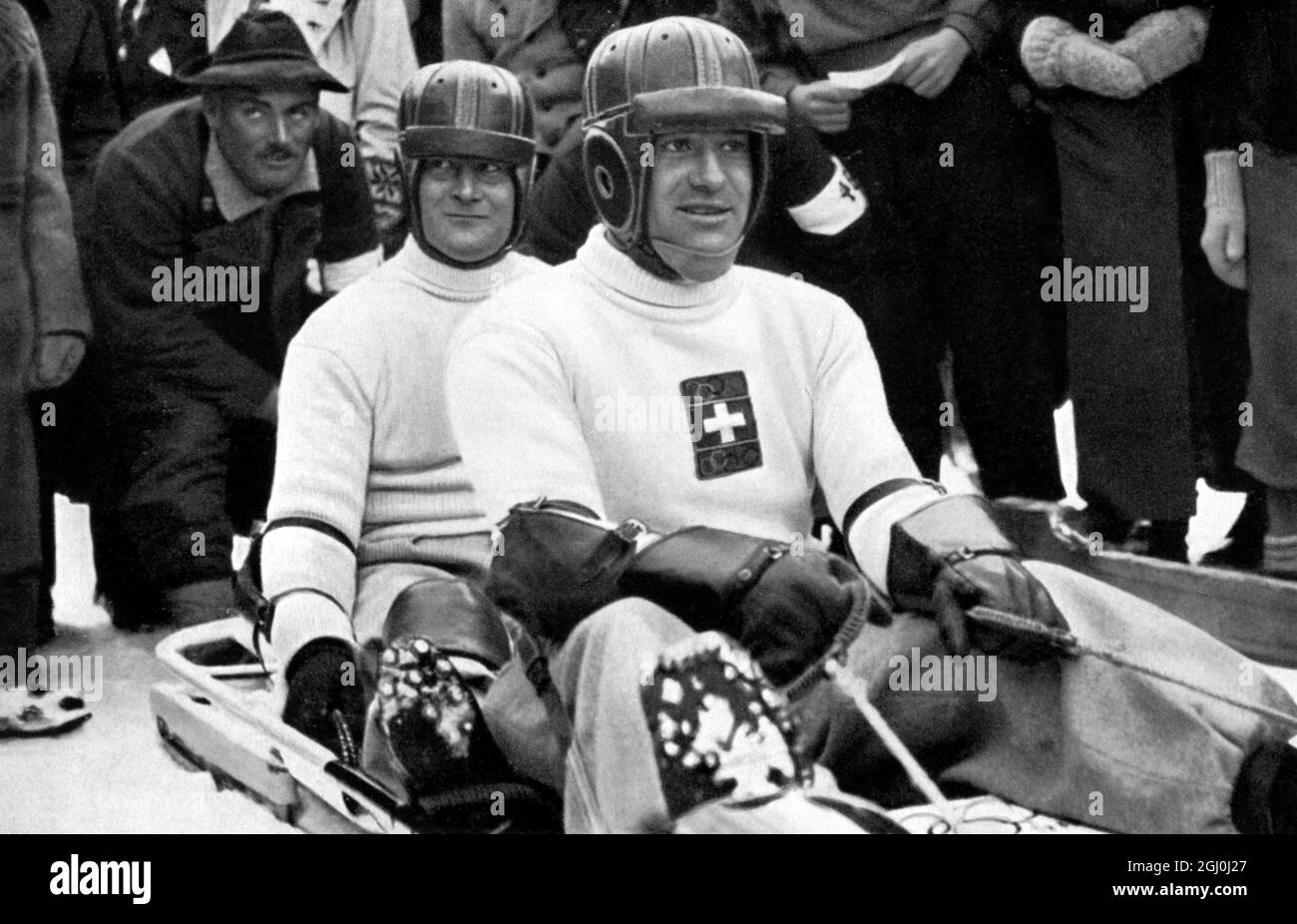 Les deux bobsleigh 'Switzerland II' avec Fritz Felerabend et Joseph Beerli avant le début de la course. ©TopFoto Banque D'Images