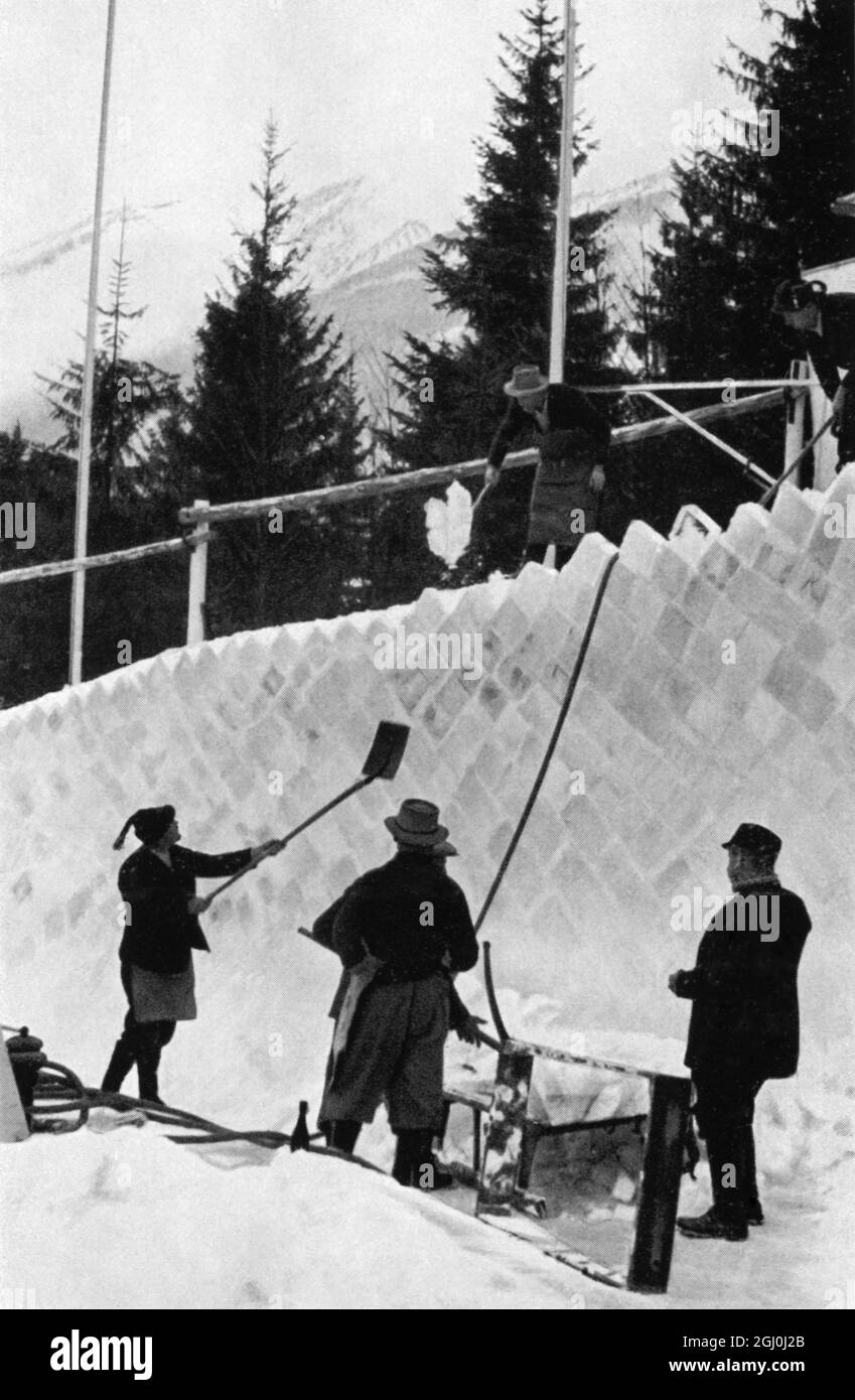 Réparation de la piste de bobsleigh olympique - le cadre est soudé ensemble. ©TopFoto Banque D'Images