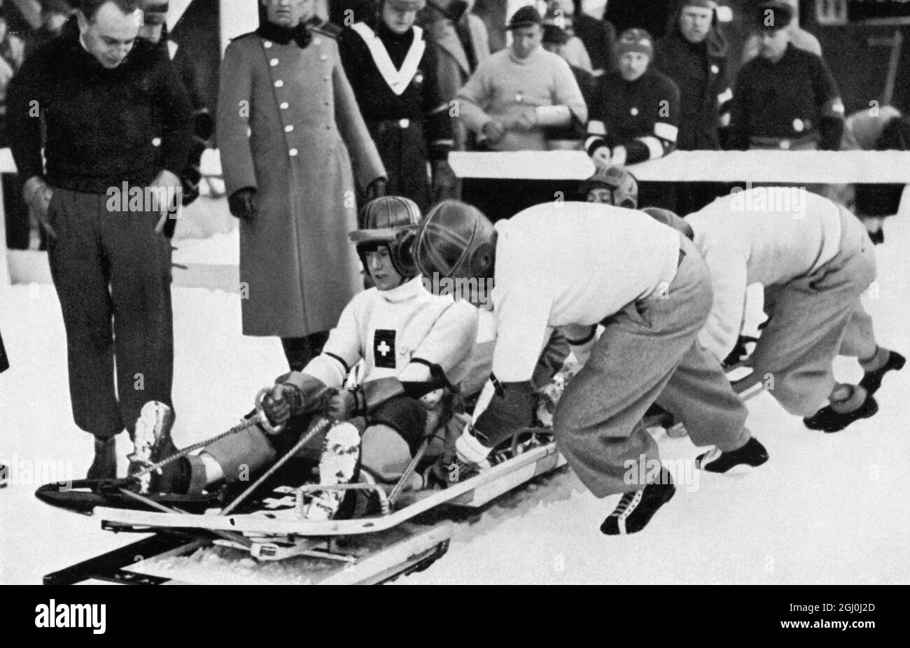 Le détenteur du disque « Switzerland I » de Reto Capradrutt est poussé dans le bobsleigh - argent aux Jeux de 1932 et 1936. ©TopFoto Banque D'Images
