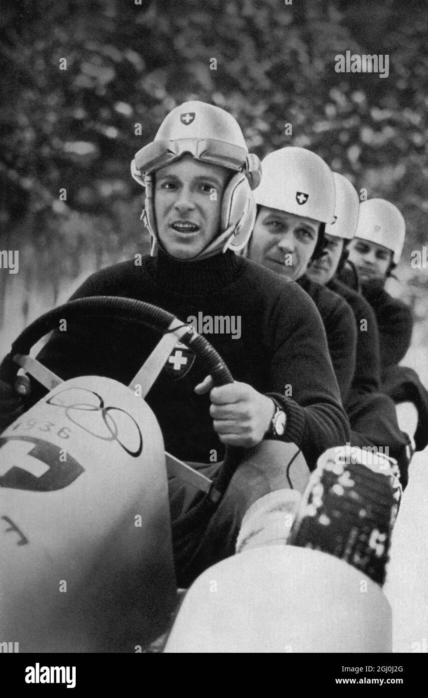 Équipe olympique de quatre hommes 'Switzerland II' avec le second lieutenant Pierre Musy am Steuer, vainqueur de la course de bobsleigh. (l-r Pierry Musy, Arnold Gartmann, Charles Bouvier, Joseph Beerli) ©TopFoto Banque D'Images