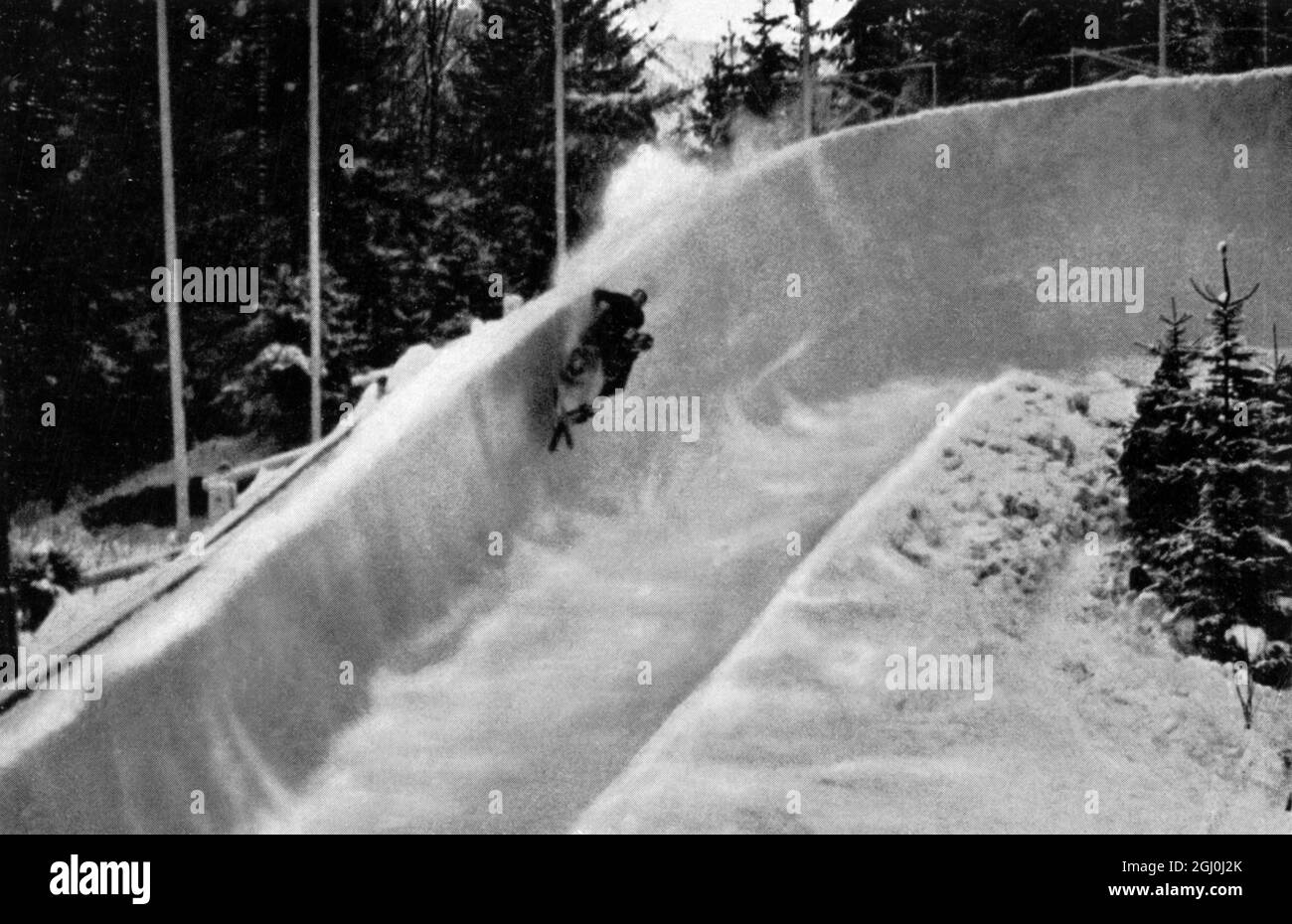 Maintenant ils tombent... ! Pris au moment exact de la course olympique de bobsleigh (Bavière - membres de l'équipe non nommés) ©TopFoto Banque D'Images