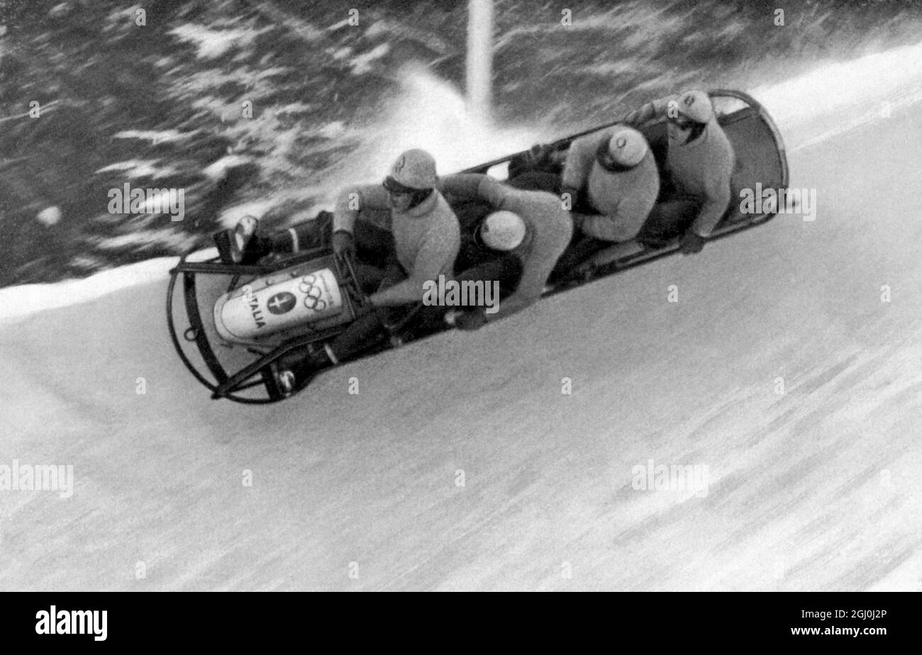 L'équipage de quatre hommes des Jeux Olympiques d'hiver ''Italie I'' voyage de façon précaire sur le bord d'une courbe. ©TopFoto Banque D'Images