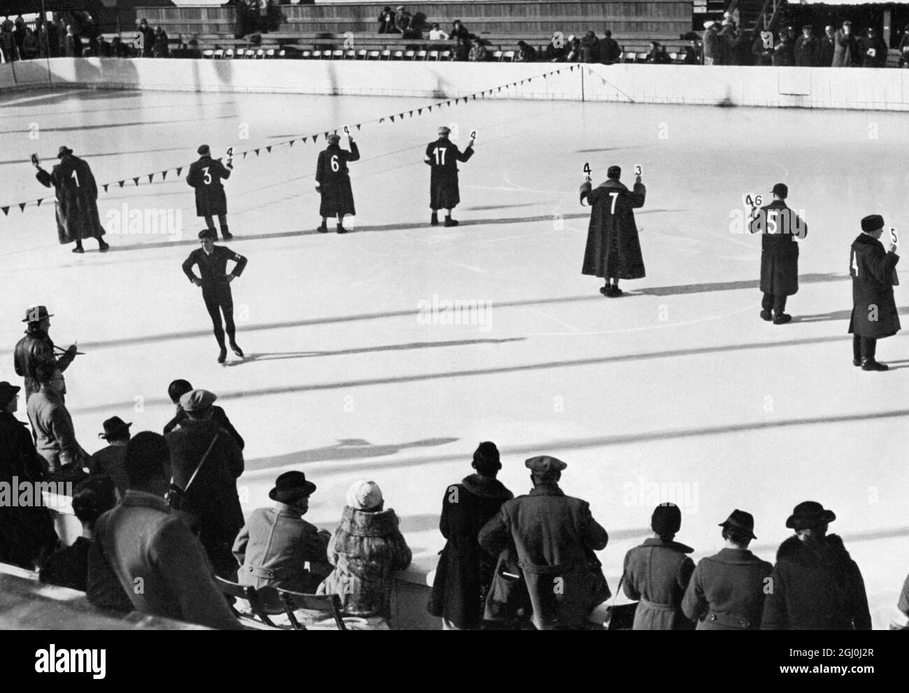 Ce n'était pas si facile, c'était l'obligation pour les messieurs et les dames d'évaluer équitablement et de maintenir leurs scores pendant qu'ils ont enduré debout sur la glace plate brillante jusqu'à ce que le jugement soit fait et que le résultat soit atteint. ©TopFoto Banque D'Images