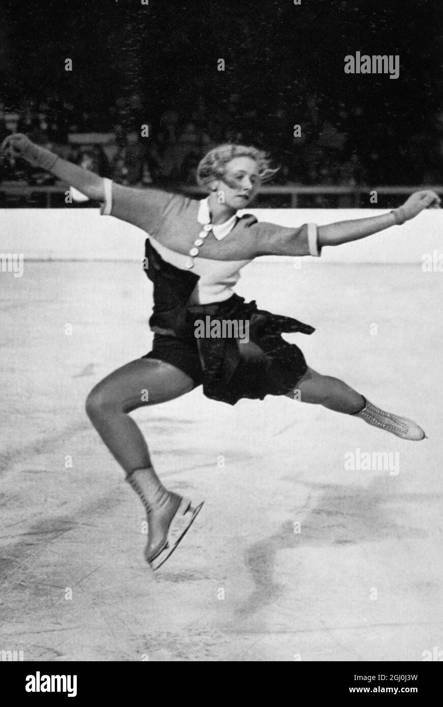 Vera Hruba (1919 - 9 février 2003) - Tchécoslovaquie - un jeune talent exécutant un saut. Née Vera Helena Hruba, elle a gagné la renommée dans les années 1930 comme patineuse de figure, où elle a participé aux Jeux olympiques d'hiver de 1936 contre la médaillée d'or Sonja Henie. ©TopFoto *** Légende locale *** Banque D'Images