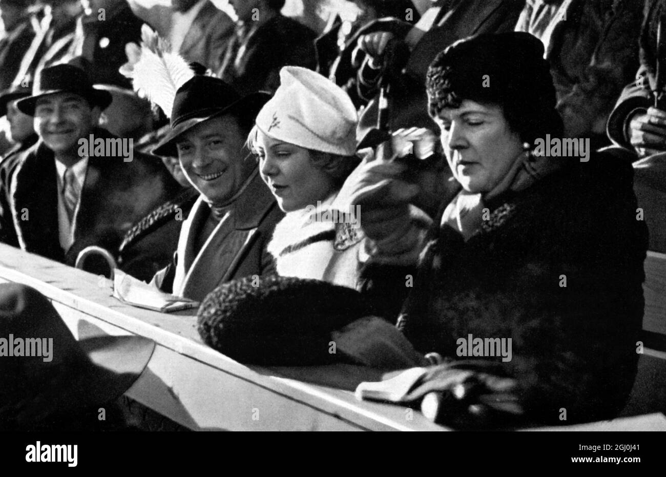 Sonja Henie (au centre) avec Maxie Herber et Ernst Baier. Ernst Baier (né le 27 septembre 1905 à Zittau, Saxe, Allemagne - décédé le 8 juillet 2001 à Garmisch, Bavière, Allemagne) était un patineur de la figure allemande. Il est devenu champion olympique par paires en 1936 avec Maxi Herber. Les patineurs ont également remporté plusieurs championnats du monde et d'Europe. ©TopFoto Banque D'Images