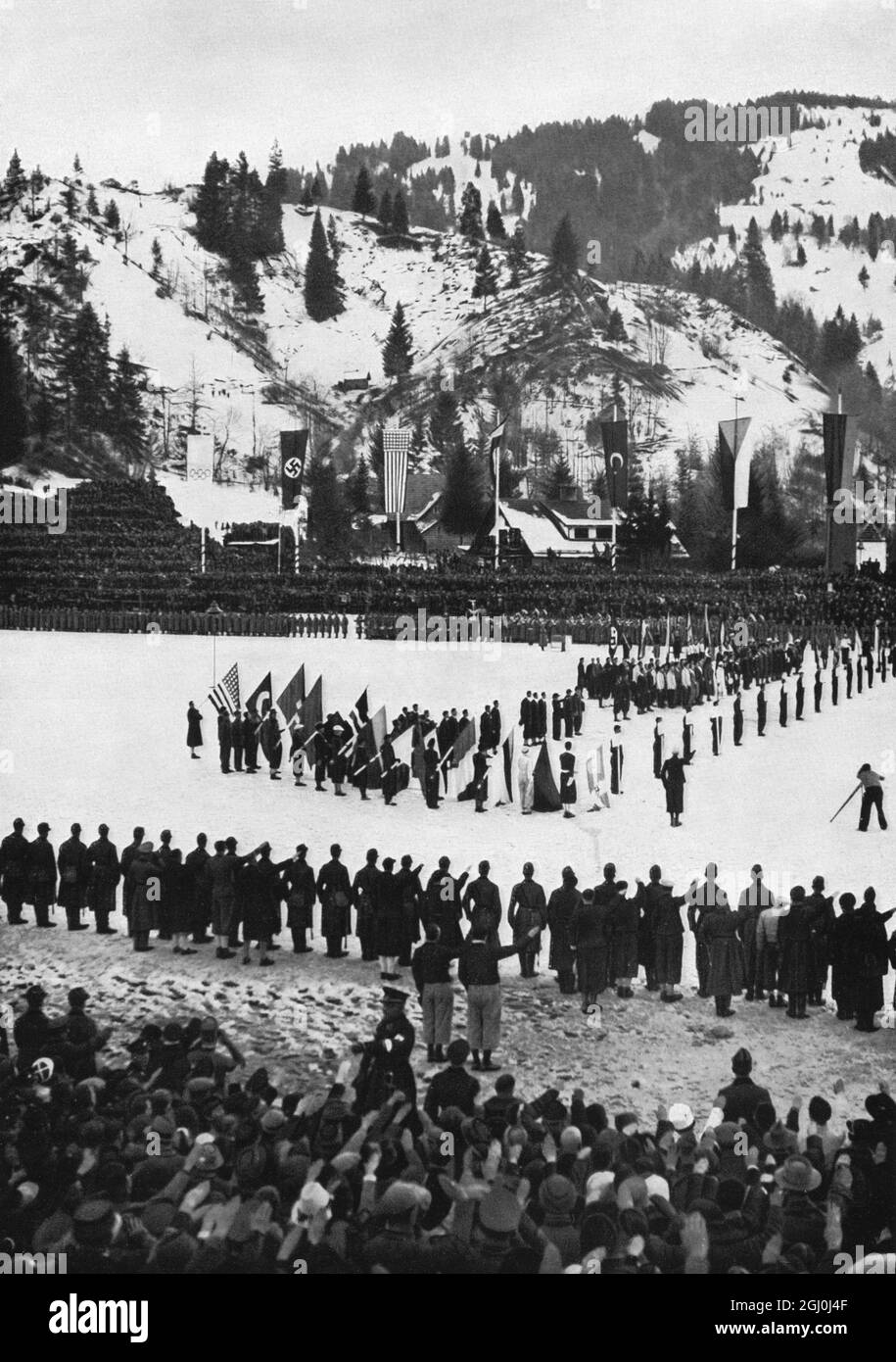 Dans l'après-midi du 16 février 1936, tous les participants olympiques se sont réunis dans le stade de ski - les gagnants des IV sports olympiques d'hiver pour recevoir leurs médailles du Comte Beillet Latour, président du Comité International Olympique. Il a remercié l'Allemagne et son fuhrer pour les grands jeux. ©TopFoto Banque D'Images