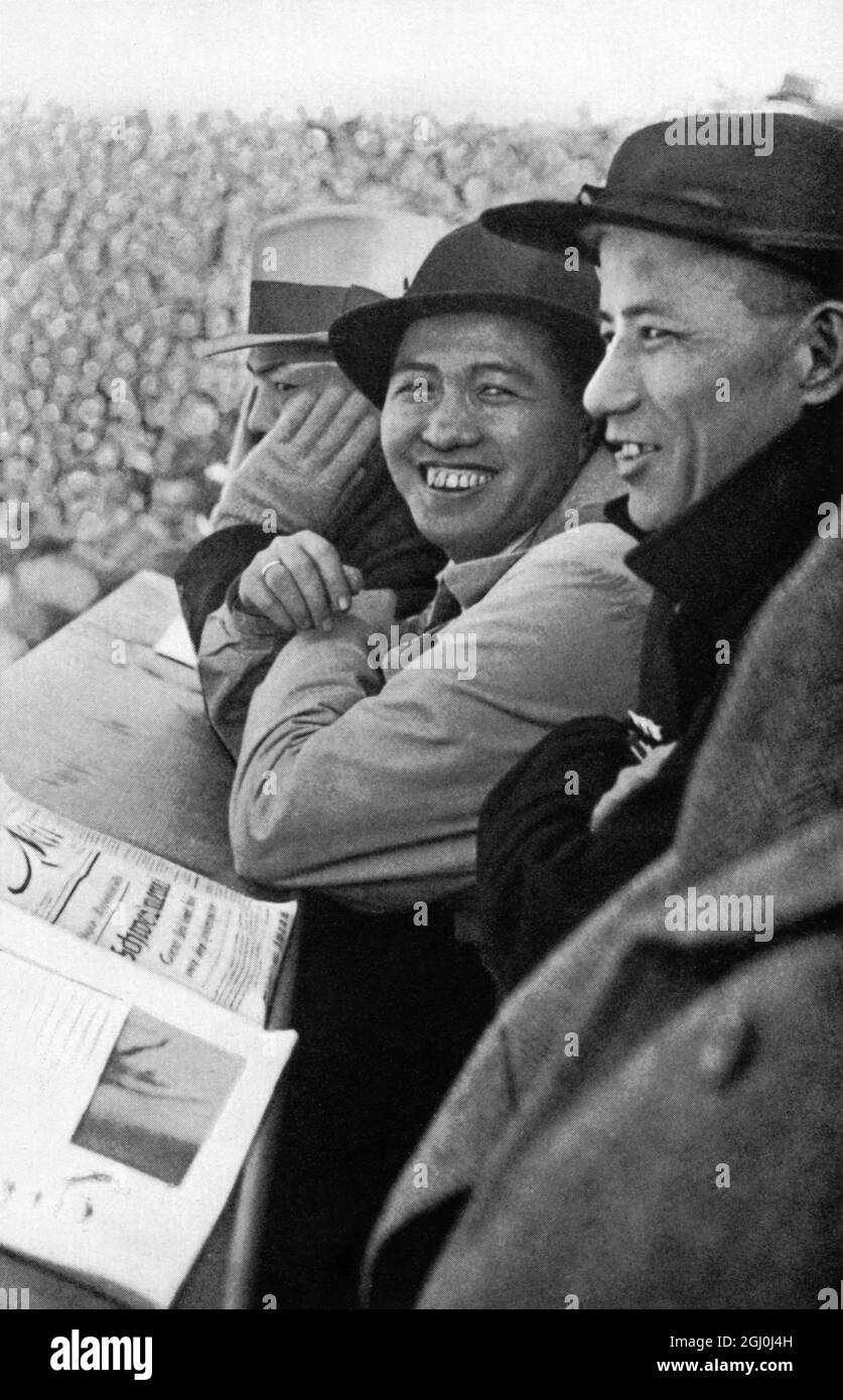 Jeux olympiques de 1936 - journalistes sportifs japonais à la tribune de la presse dans le stade de glace. ©TopFoto Banque D'Images