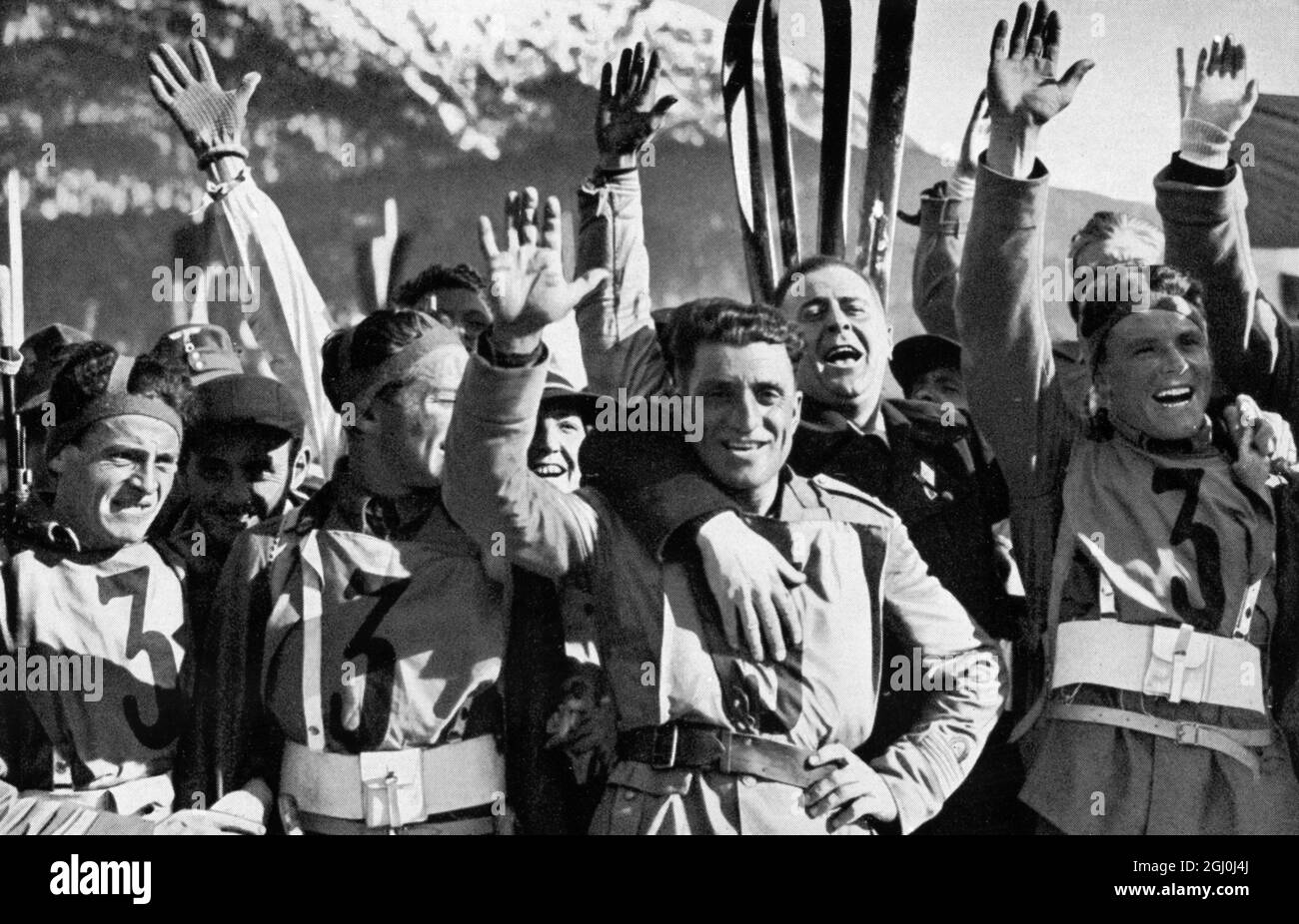 L'équipage italien jubilant et heureux de leur victoire dans la patrouille militaire de ski. ©TopFoto Banque D'Images