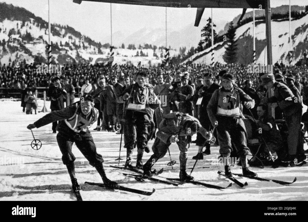 L'équipage italien a remporté la victoire en franchillant la ligne d'arrivée lors de la patrouille militaire de ski. ©TopFoto Banque D'Images