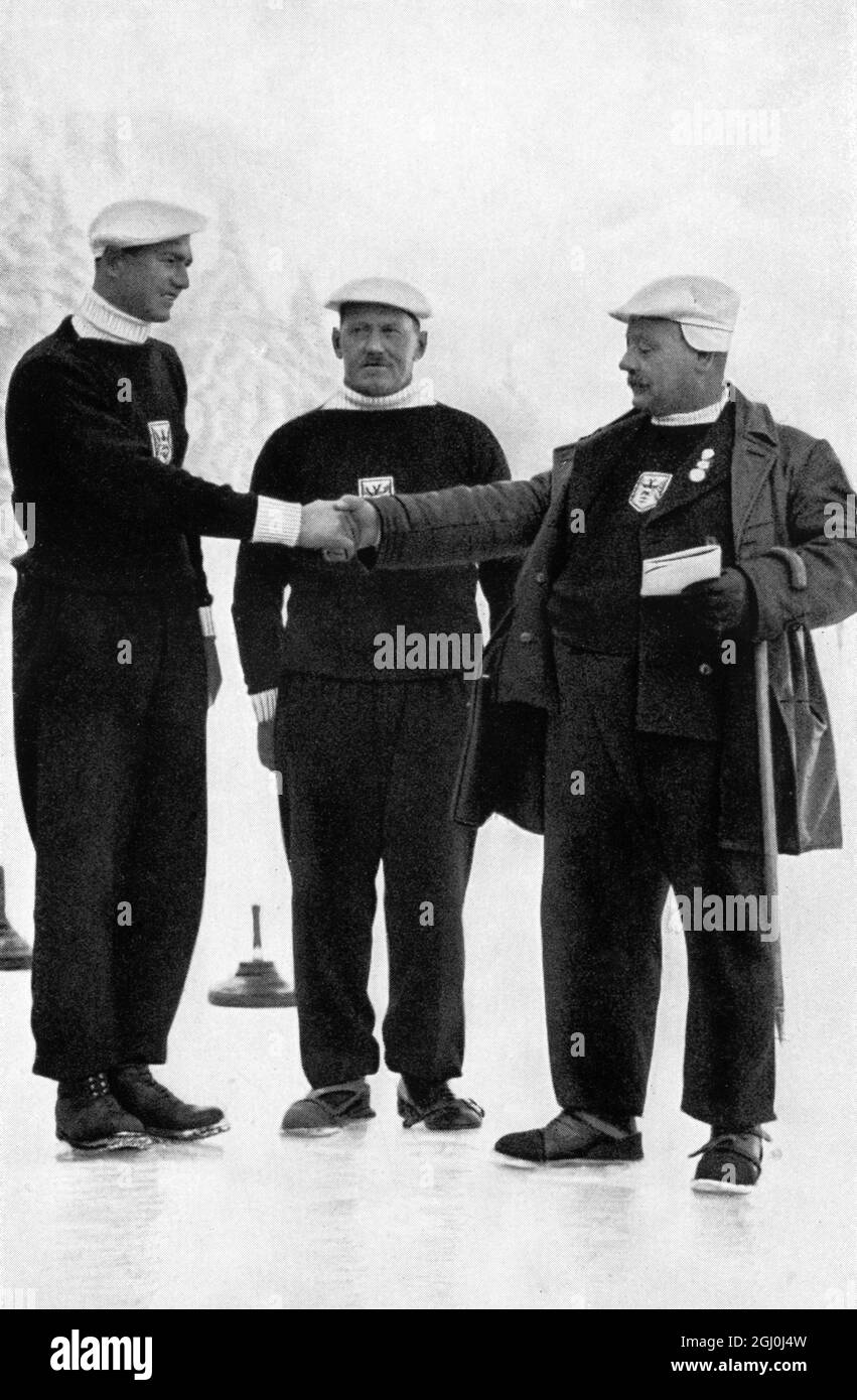 Jeux olympiques de 1936 - Georg Edenhauser a été félicité par son maître masculin de tir sur glace (curling) (capitaine d'équipe?) ©TopFoto Banque D'Images