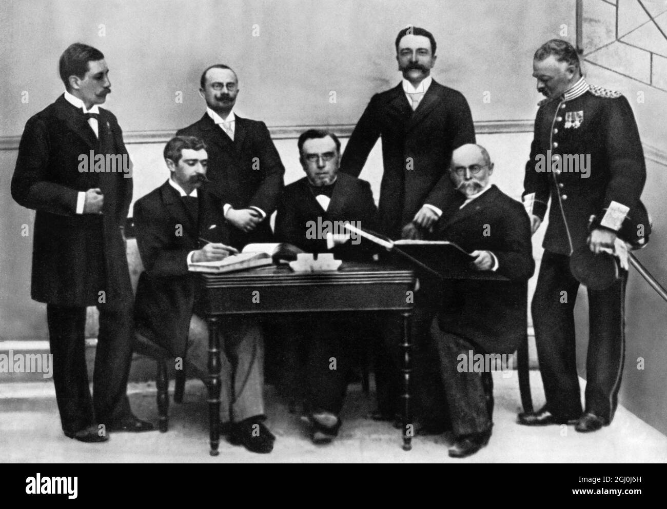 La première conférence de l'organisation des 1ers Jeux Olympiques, Athènes 1896 - la deuxième à gauche est le Baron Pierre de Coubertin. Pierre de Frédy, baron de Coubertin (1er janvier 1863 - 2 septembre 1937) est un pédague et historien français plus connu pour être le fondateur des Jeux Olympiques modernes. ©TopFoto Banque D'Images