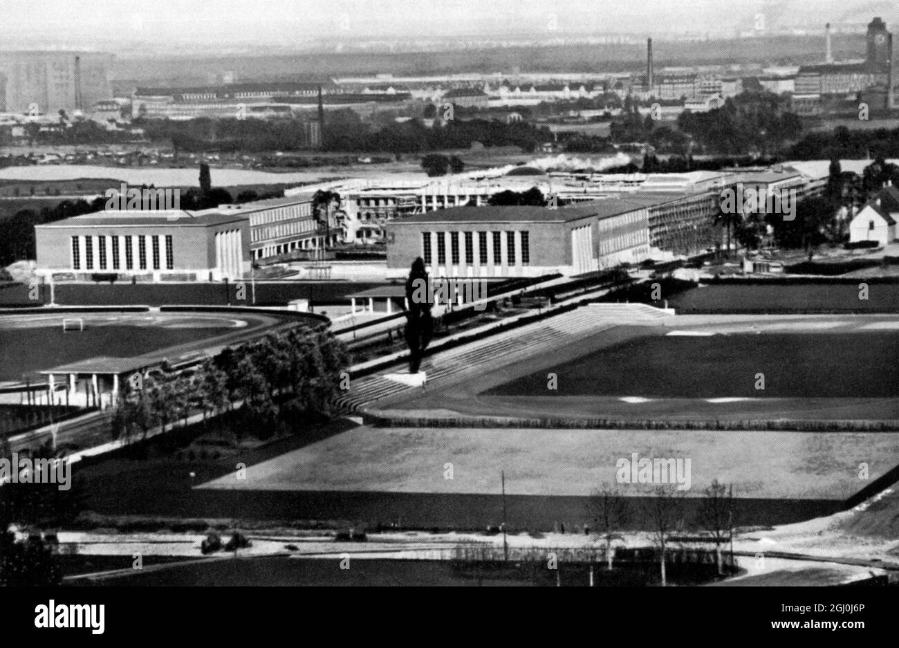 Bâtiment sportif allemand avec sportsfield en arrière-plan. ©TopFoto *** Légende locale *** Banque D'Images