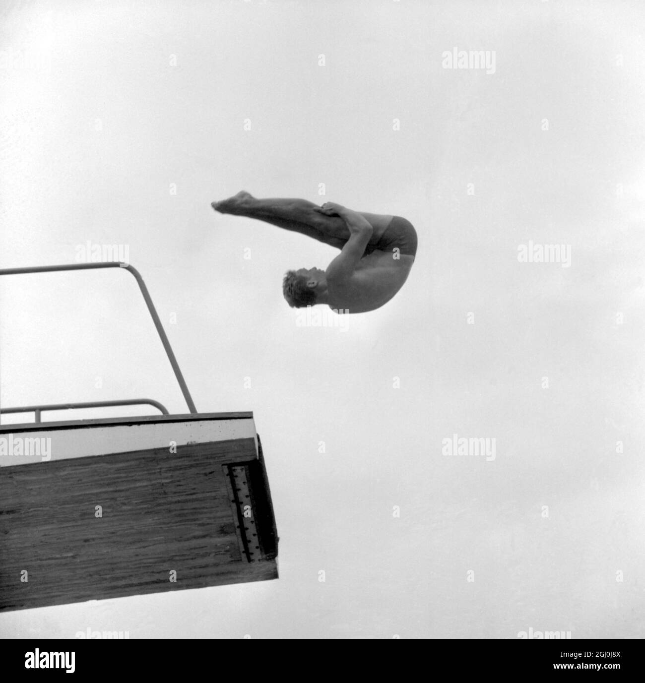 Rome: Brian Phelps, un écolier de 16 ans, joue le rôle de Brian Phelps lors de la finale de l'événement masculin de plongée des Jeux Olympiques à Rome hier. Il est arrivé troisième, gagnant une médaille de bronze pour le Grand Bricien. L'événement a été remporté par l'américain R. Webster. 3 septembre 1960 Banque D'Images