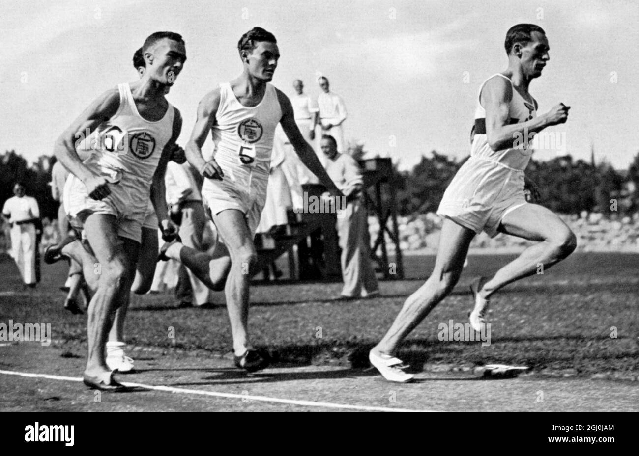 Course longue distance: 800m Allemagne-Angleterre 1935. Le coureur allemand Konig avance en avant de l'espoir olympique anglais Stothart, qui, en raison de ses bonnes réalisations, est le premier favori dans les Jeux Olympiques de 800 M. ©TopFoto *** Légende locale *** Banque D'Images