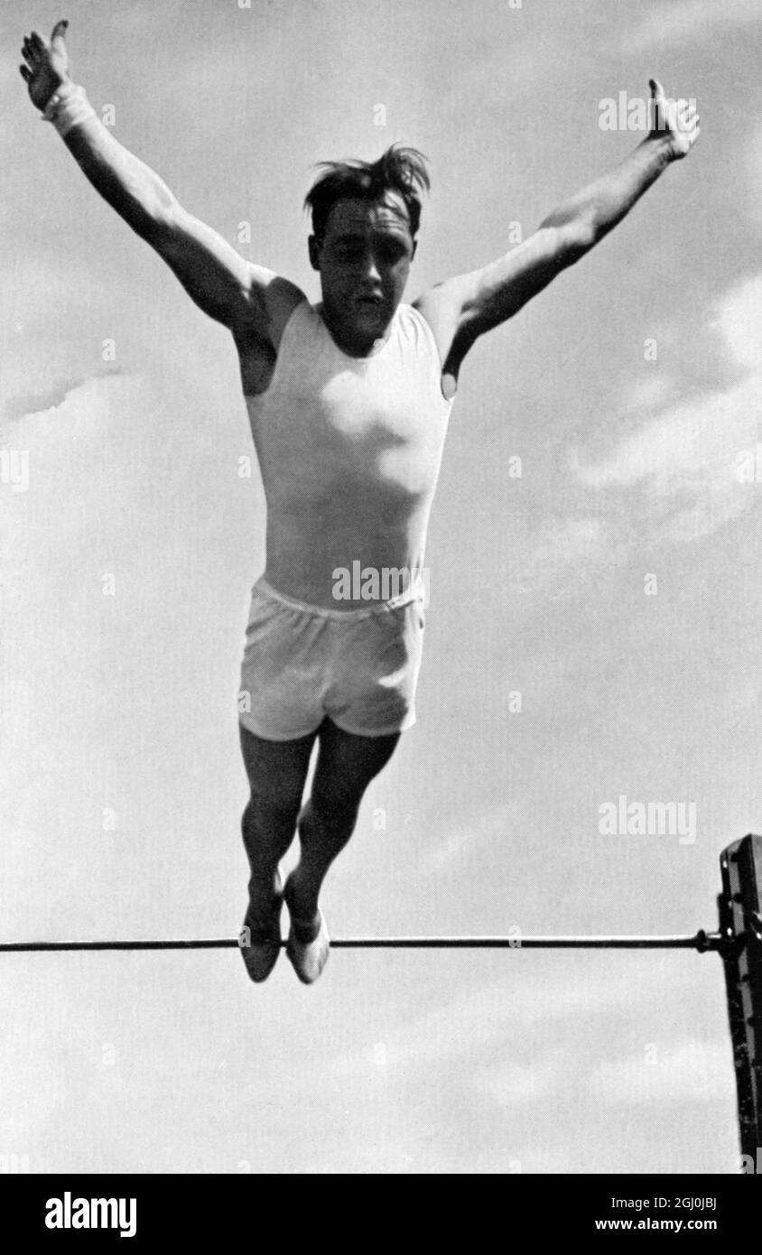 Champion du monde Ernst Winter, gymnaste allemand remarquable sortant de la barre haute. ©TopFoto Banque D'Images