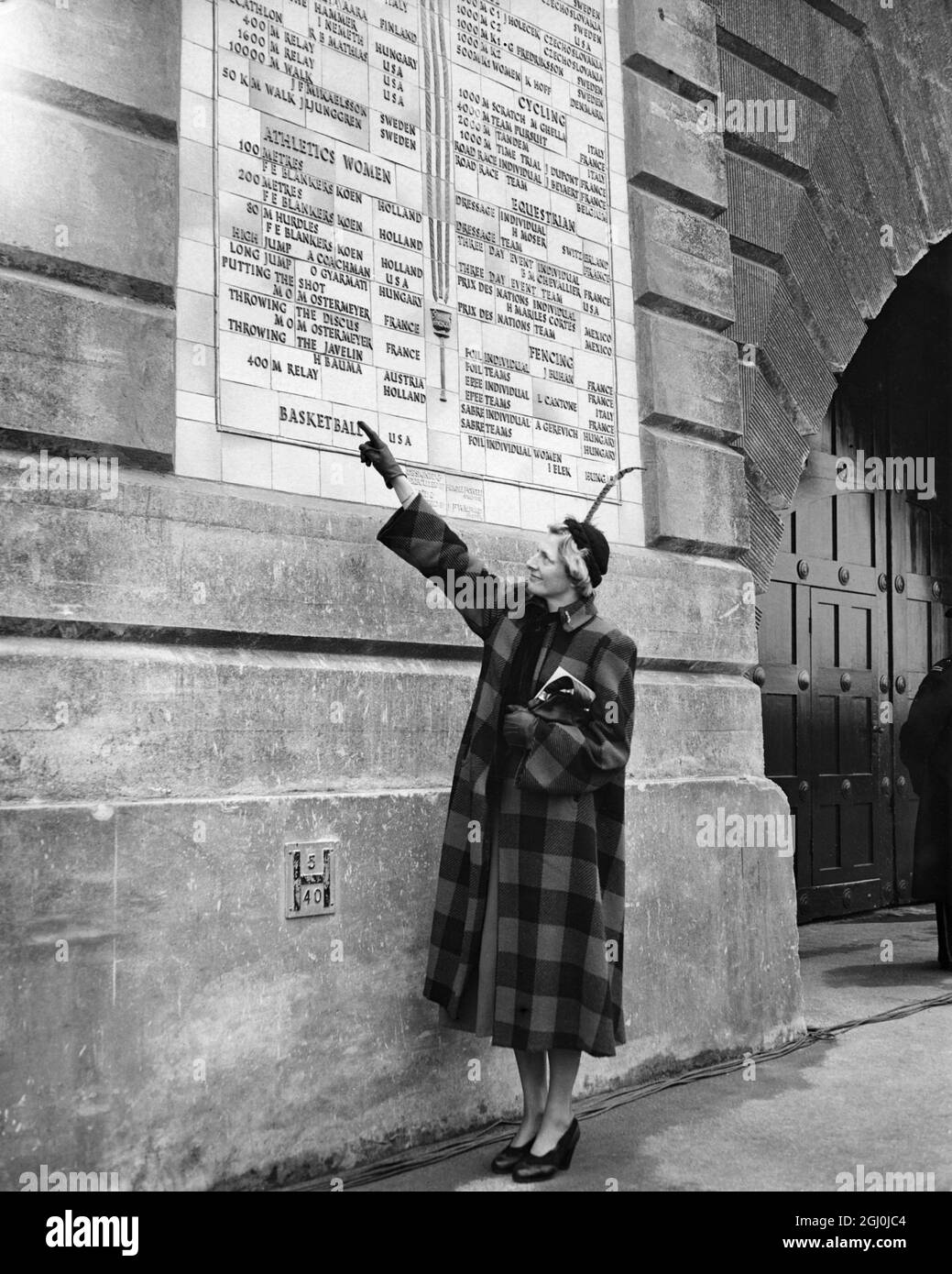 Mme Fanny Blankers- Koen, gagnante de quatre médailles d'or olympiques, photographiée à Wembley où la 14e plaque commémorative a été dévoilée. 14 avril 1950 Banque D'Images