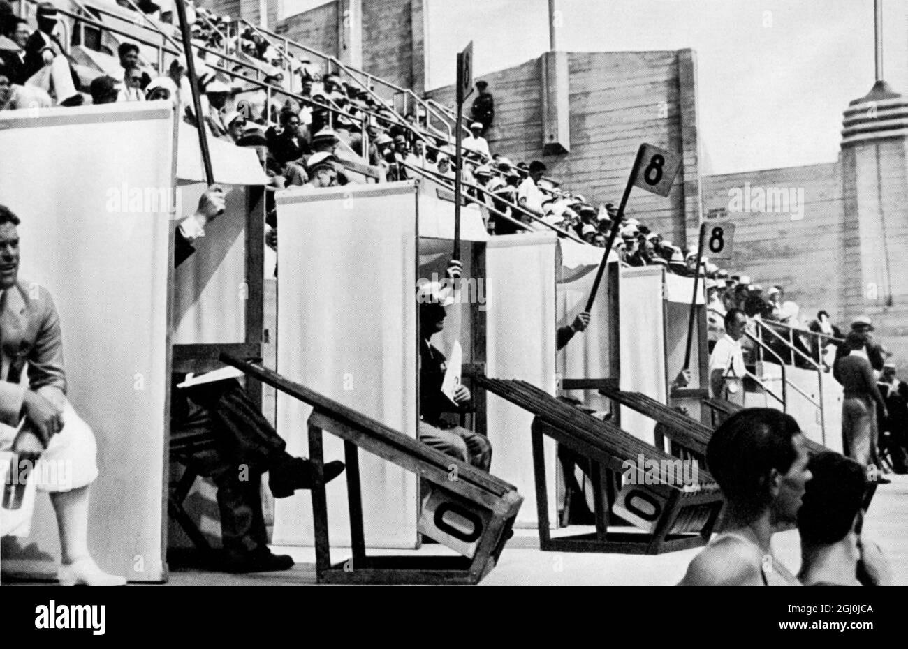 Sports nautiques - plongée - les juges s'assoient dans des compartiments séparés pour ne pas être influencés par les autres. Sur un signal de sifflement, ils indiquent le score donné pour chaque saut. ©TopFoto Banque D'Images
