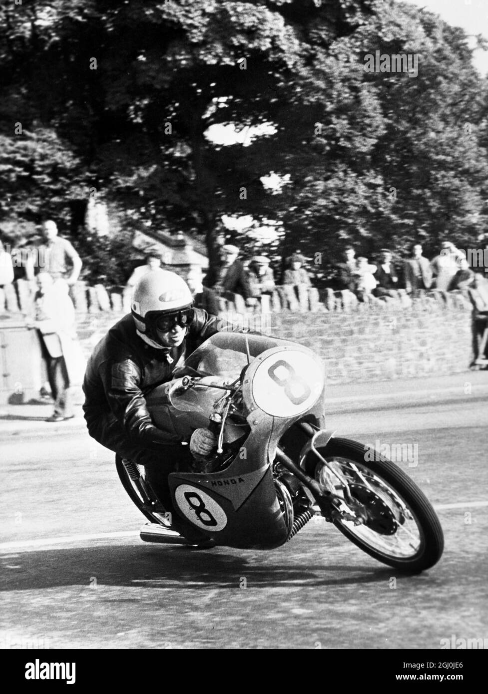 Île de Man : N Taniguchi du Japon prend le virage à grande vitesse, à cheval sur une Honda japonaise 125cc. Il est en compétition dans les prochaines courses de TT. 27 mai 1959 Banque D'Images