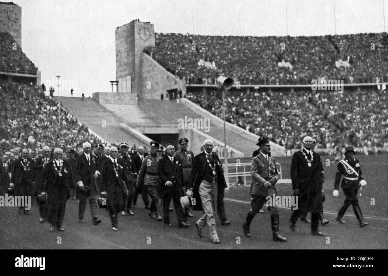 1936 Jeux Olympiques, Berlin - Adolf Hitler, le leader et patron, avec une escorte au sport mondial dans le stade. (Adolf Hitler, der Fuhrer und Schirmherr, mit den Fuhrem des Weltsportes im Stadion) ©TopFoto Banque D'Images