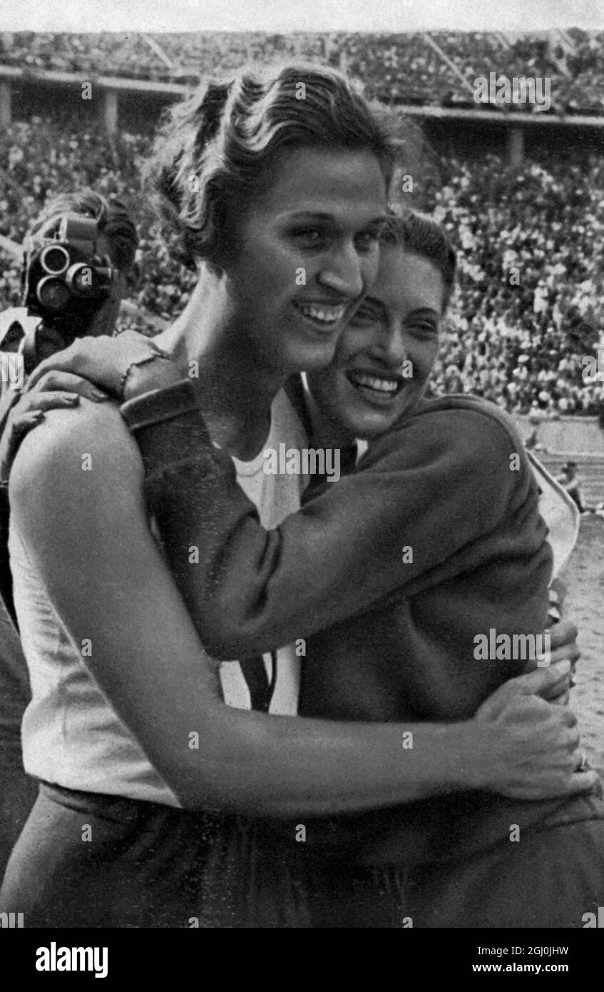 1936 Jeux Olympiques, Berlin - Helen Stephens et Alice Arden des Etats-Unis se sentent très heureux d'eux-mêmes ... Helen Herring Stephens (3 février 1918 - 17 janvier 1994) était une athlète américaine, double championne olympique en 1936. Alice Arden Hodge - long saut champion (large saut)-High pull ©TopFoto Banque D'Images