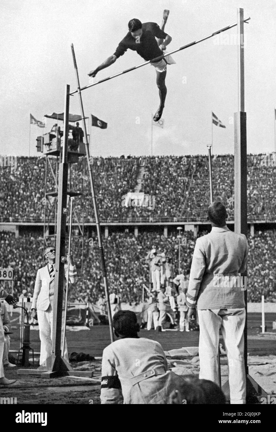 Jeux olympiques de 1936, Berllin - Sueo OE du Japon en action dans la voûte polaire. Il a pris la troisième place avec Earle Meadows (États-Unis) d'abord et Shuhei Nishida (Japon) deuxième. (Stunden und der Stabbochsprung). Die Japaner OE und Nishida beegten mit gleichen Leistungen den zweiten und dritten Platz. - Hier spritt OE.) ©TopFoto Banque D'Images