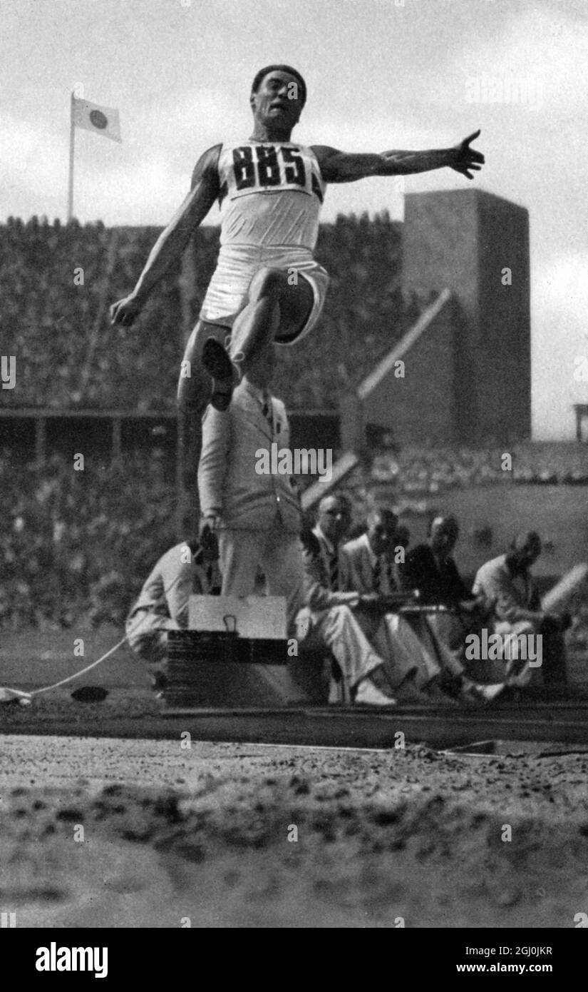 1936 Jeux Olympiques, Berllin - long saut en décathlon - Huber (Allemagne) sauts - il a pris la quatrième place dans l'ensemble. (Weitsprung beim Zchkampf: Erwin Huber - Deutschland spritt.) ©TopFoto Banque D'Images