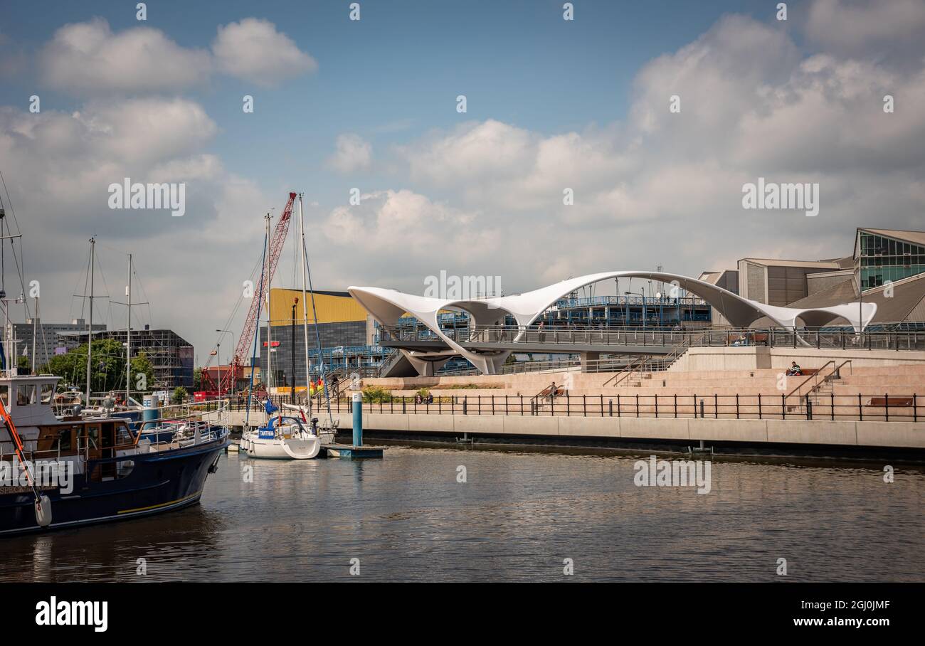 Le pont piétonnier menant à Humber Dock Marina à Kingston upon Hull, East Yorkshire, Royaume-Uni Banque D'Images