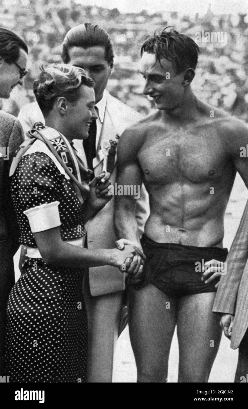 Jeux olympiques de 1936, Berlin - Willie den Ouden, nageur de disques néerlandais, félicite le hongrois Ferenc Csik pour sa victoire dans la natation freestyle de 100m. (Willie den Ouden, die hollandische Rekordschwimmerin, begluck-wunschr den Ungam Csik zu seinem Sieg im 100 m Freistilschwimmen.) ©TopFoto Banque D'Images