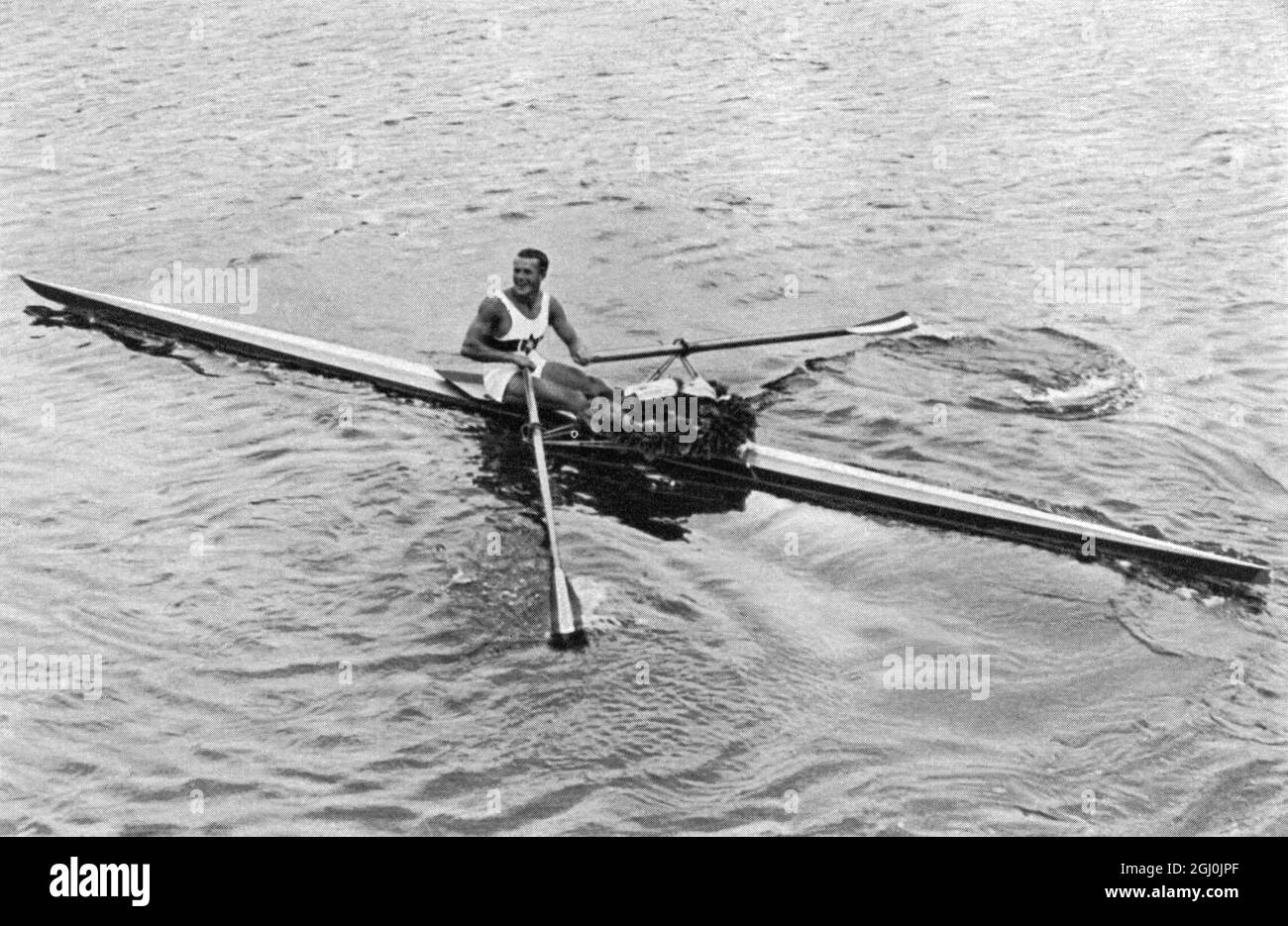 Jeux olympiques de 1936, Berlin - Gustav Schafer (Allemagne) du Dresdner Rowing Club se détend après sa médaille d'or. (Gustav Schafer vom Dresdner R.-V., der Olympiasleger im einer, nach scinem grossen Erfolg.) ©TopFoto Banque D'Images