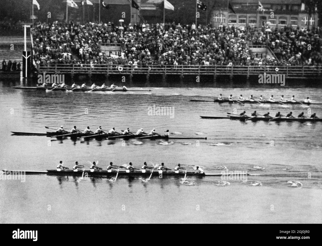 Jeux olympiques de 1936, Berlin - Un combat merveilleux par l'équipage de huit. Seulement quelques mètres séparent les trois premiers bateaux l'un de l'autre à la fin. La première place est allée aux États-Unis avant l'Italie et l'Allemagne après un combat dur et intense avec le plomb de projection de knappem. (Ein woller Kampf, ein mitreissendes Rennen, war dieser Entscheldungslauf der Achter. Nur wenige Meter trennten die ersten drei Boote im Ziel voneinander. USA siegte vor italien und Deutschland nach hartem, schwerem Kampf, mit knappstem Vorsprung.) ©TopFoto Banque D'Images