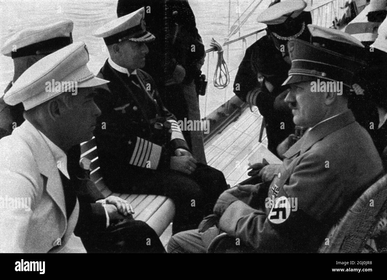 Jeux olympiques de 1936, Berlin - le Fuhrer en compagnie du commandant de la guerre navale et du directeur sportif impérial à bord du yacht de la station ''Nixe'' pour la régate de la course olympique de yacht sur la Forde Kieler. (Der Fuhrer in Begleitung des Befehlshapers der Kriegsmarine und des Reichsportfuhrers an Bord der Stationsjacht ''Nixe' BEI den olympischen Segelregatten auf der Kieler Forde.) ©TopFoto Banque D'Images