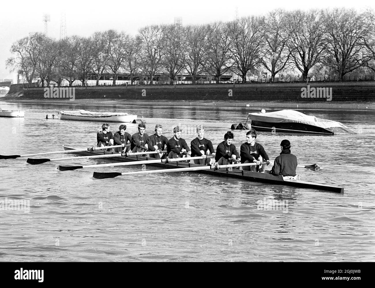Londres: Sur la Tamise Tideway ce matin - 13 mars - pour la première fois cette année sont les Dark Blues d'Oxford. L'équipage s'est joint à Cambridge à bord du Tideway pour la préparation finale de la Varsity Boat Race annuelle qui a lieu le 25 mars. Cambridge est arrivé leur dernier jeudi. Deux américains, de l'université de Yale, sont inclus dans l'équipage de course de bateau d'Oxford. Depuis Bow : J.R. Bockstoce de Yale et St Edmund Hall; M.S. Kennard: Cf.H. Freeman, J.E. Jensen de Yale et New College; J.K. Mullard, C.I. Blackwall, D. Topolski, P.G. Saltmarsh, Stroke et Peter Miller, cox. 13 mars 1967 Banque D'Images