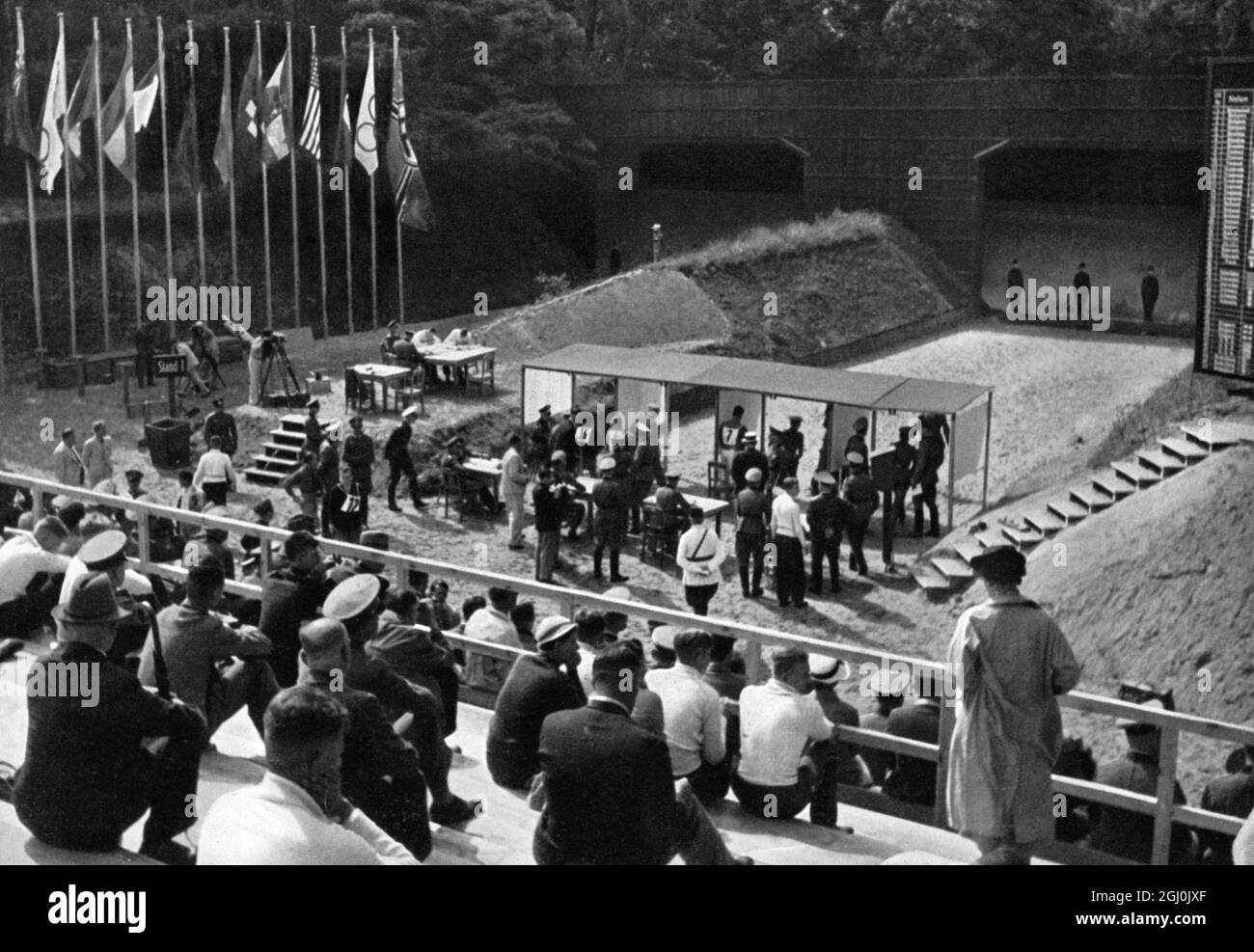 1936 Jeux Olympiques, Berlin - les barricades et les stands protègent les participants au tir au pistolet dans le Pentathlon moderne. (Die grossen Schiessstande in Berlin-Ruhleben wahrend der Ubung des Pistolenschiessens der Teilnehmer am modernen Funfkampf.) ©TopFoto Banque D'Images