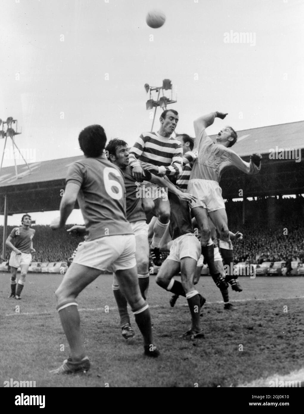 Ibrox Park, Glasgow: Toute l'action dans la zone de but celtique .. Alors que Fallon chasse le ballon loin des joueurs de Glasgow Rangers. Les défenseurs celtes à rayures et leur tirade aident leur 'gardien pendant cette action dans la ligue écossaise Division un affrontement local de derby joué à Ibrox Park ici samedi, le jeu était un par Celtic qui a marqué le seul but du jeu. 23 septembre 1969 Banque D'Images