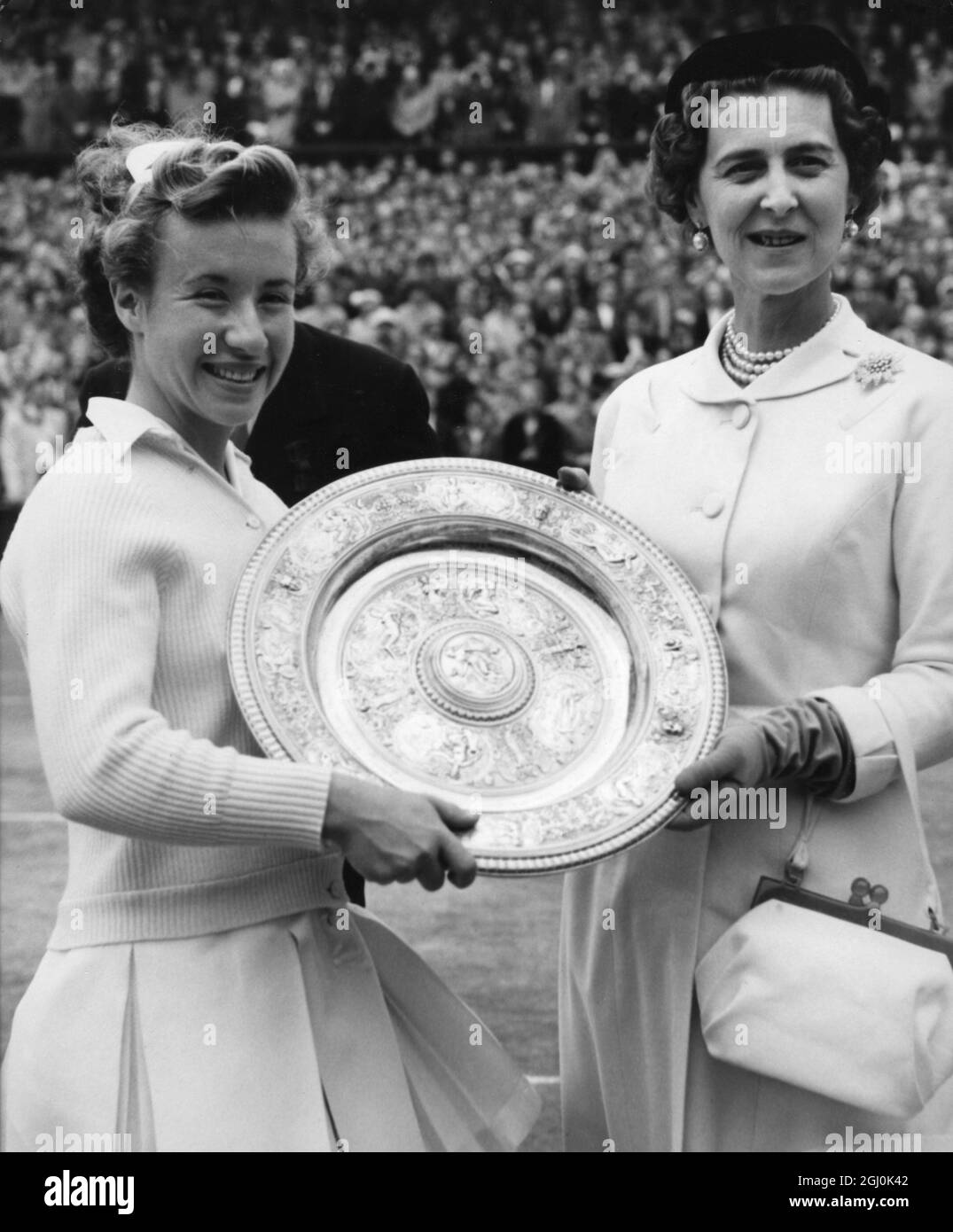 H.R.H. la duchesse de Kent présente le trophée à ''Little Mo'' Maureen Connolly (USA), gagnante du Championnat des dames à Wimbledon 3 juillet 1954. ©TopFoto *** Légende locale *** 1954 - Mlle M.C. Connolly Banque D'Images