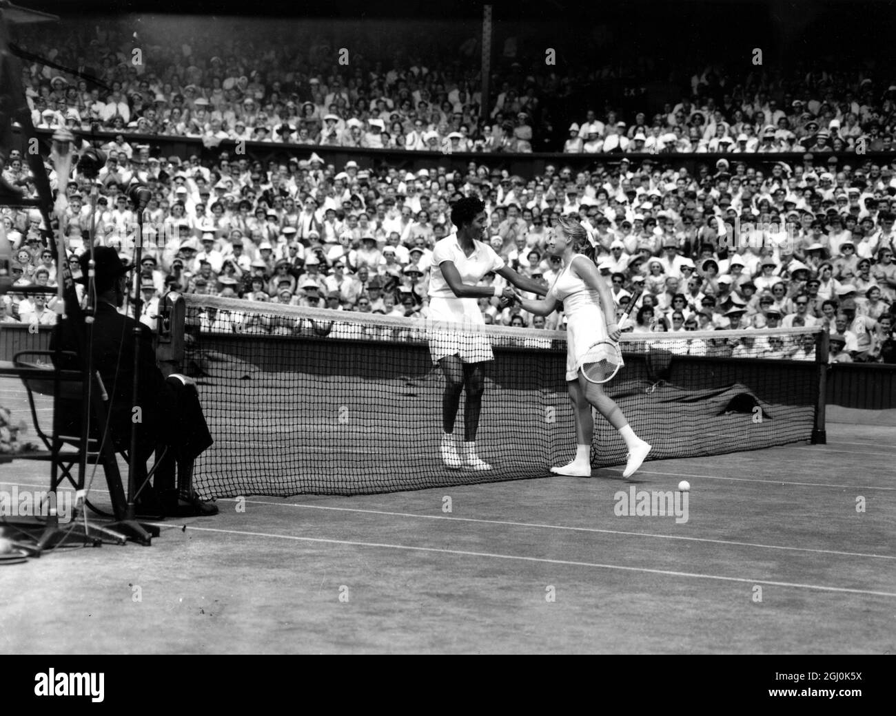 Althea Gibson of America remporte la finale des Womens Singles à Wimbledon. Elle secoue la main avec Darlene Hard après une victoire de 6-2 6-3. 6 juillet 1957 Banque D'Images