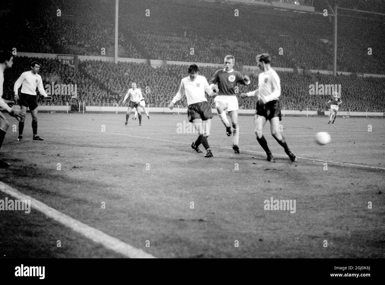 Wembley, Middlesex: Le gardien de but de l'Angleterre et de la ville de Leicester G. Banks; (à gauche); et le joueur de Leeds United Jackie Charlton (au centre) (au centre) et l'Allemagne de l'Ouest et le F.C. Le joueur de Cologne H. Hornig (à l'extérieur gauche) est en action pendant le match international de l'Association à l'Empire Pool entre l'Allemagne et l'Angleterre , sont en action pendant le match. Le match a été joué sous une forte pluie, dans des conditions brumeuses; a été regardé par une foule estimée à 50,000. Le score final était de 1 -0 pour l'Angleterre, le but étant marqué par le centre avant Stiles en 41e minute. 23 février 1966 Banque D'Images