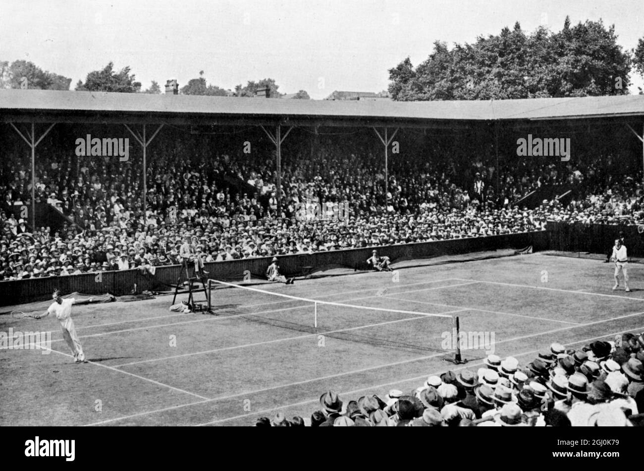 1921 - Singles Challenge Round : B.I.C. Norton (S.A.) c. W. T. Tilden (États-Unis) ©TopFoto Banque D'Images